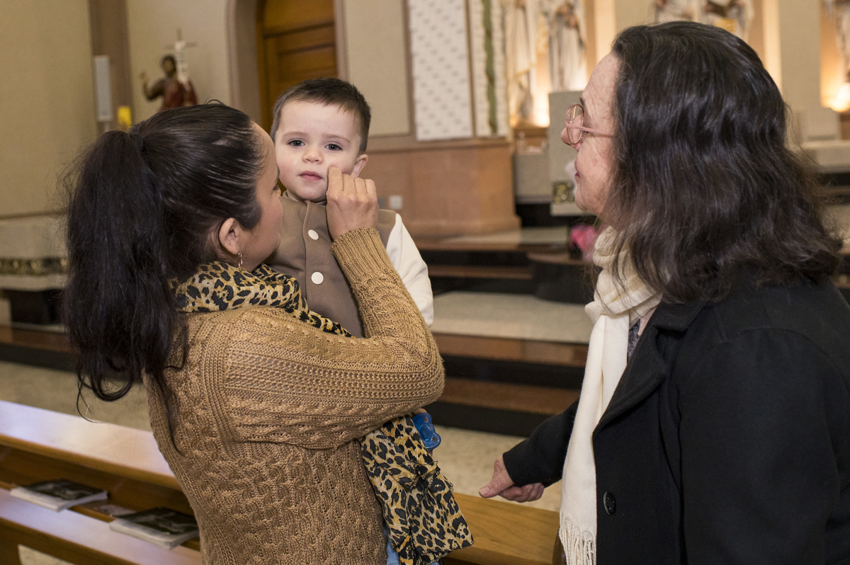 criança fofa no batizado na Catedral São João Batista em Montenegro RS