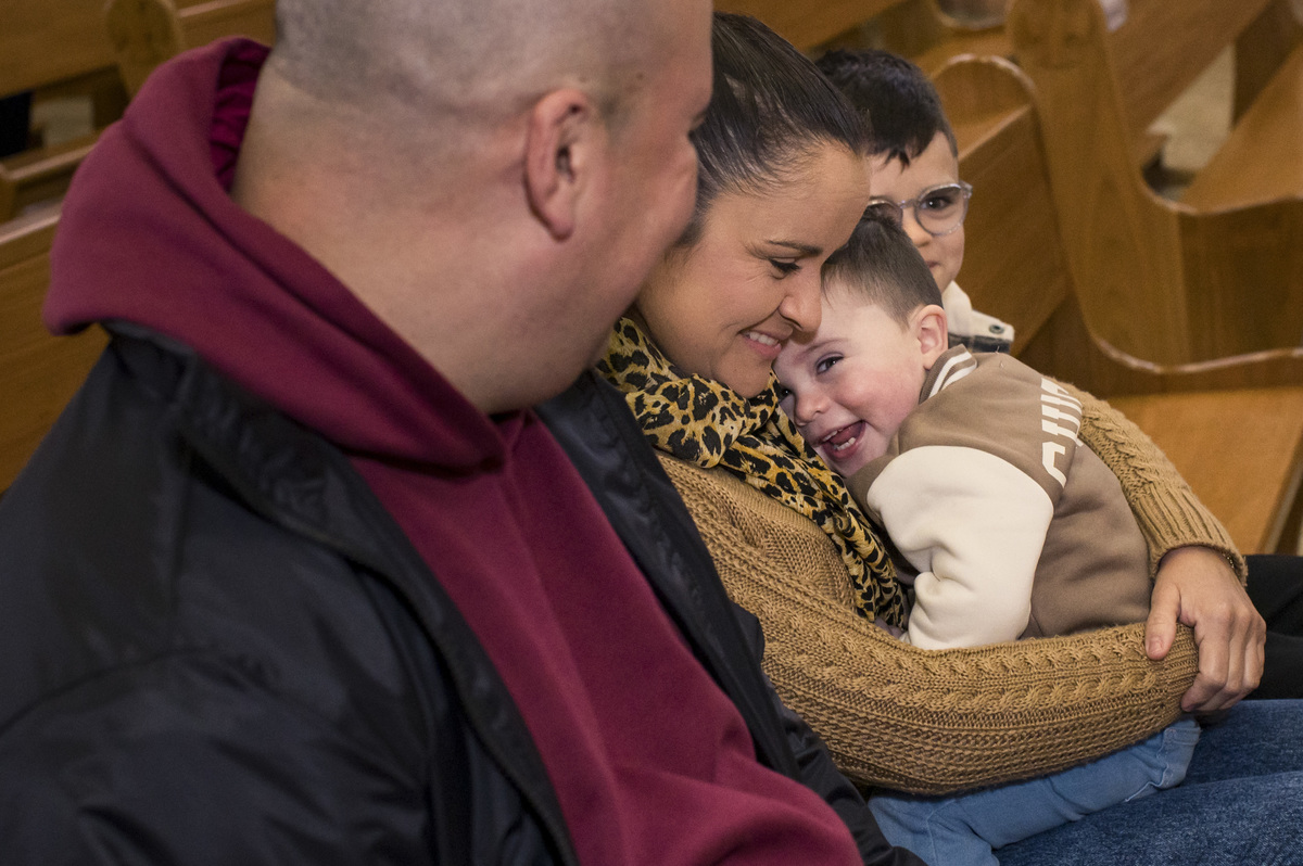 criança no colo dos pais no batizado na Catedral São João Batista em Montenegro RS