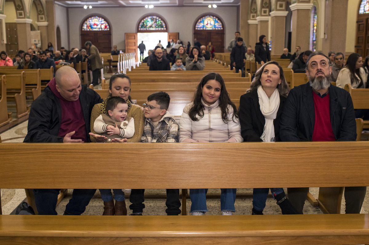 família e padrinhos com criança no batizado na Catedral São João Batista em Montenegro RS