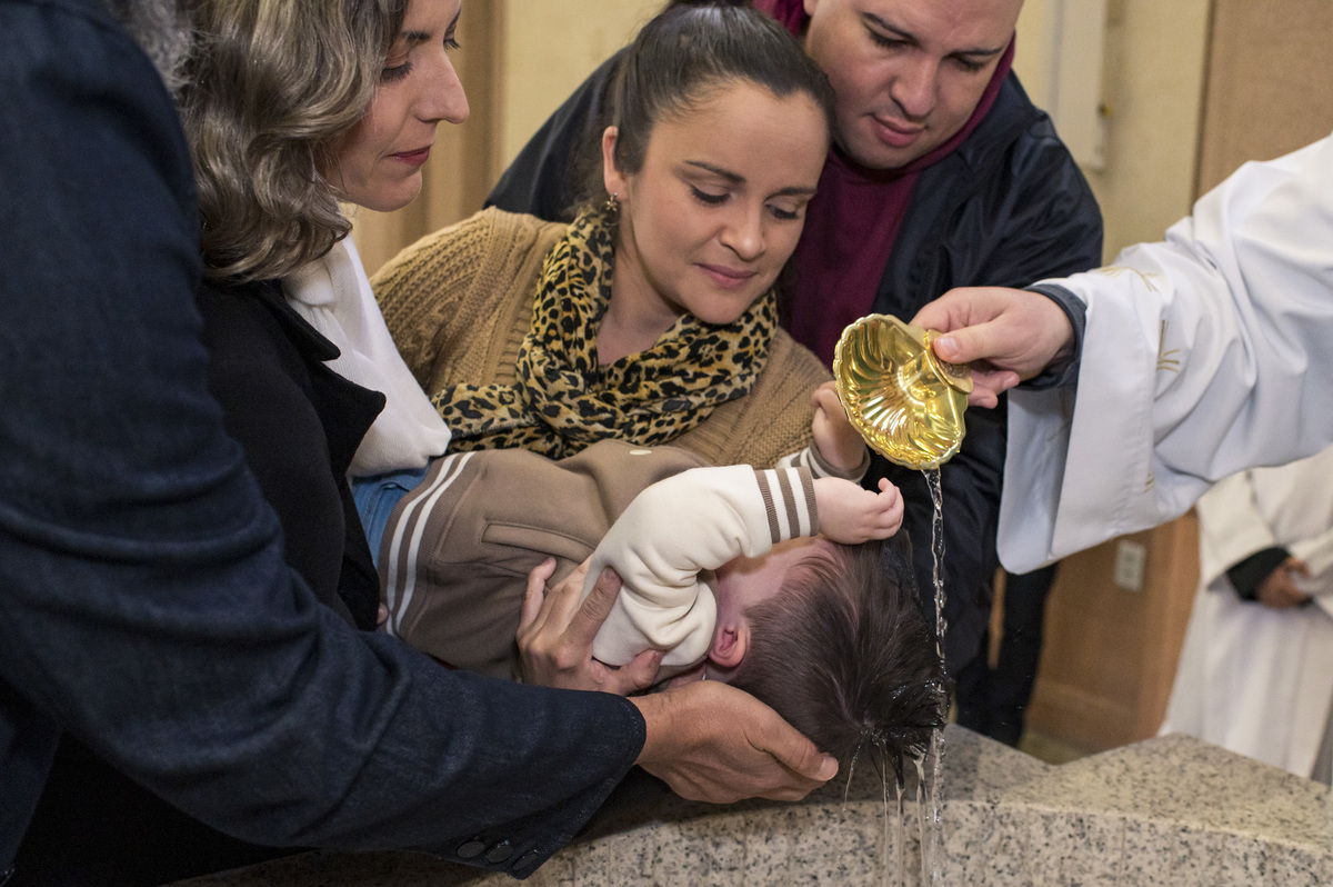 criança sendo batizada na Catedral São João Batista em Montenegro RS