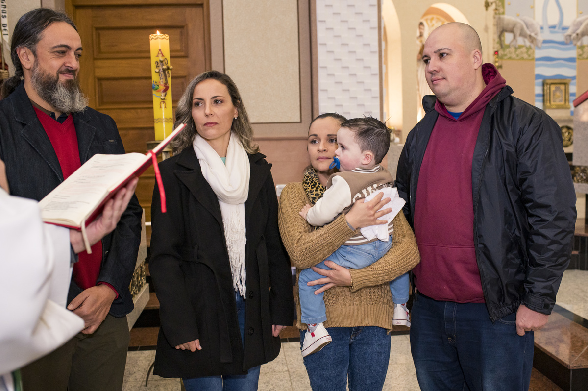 criança sendo abençoada no batizado na Catedral São João Batista em Montenegro RS