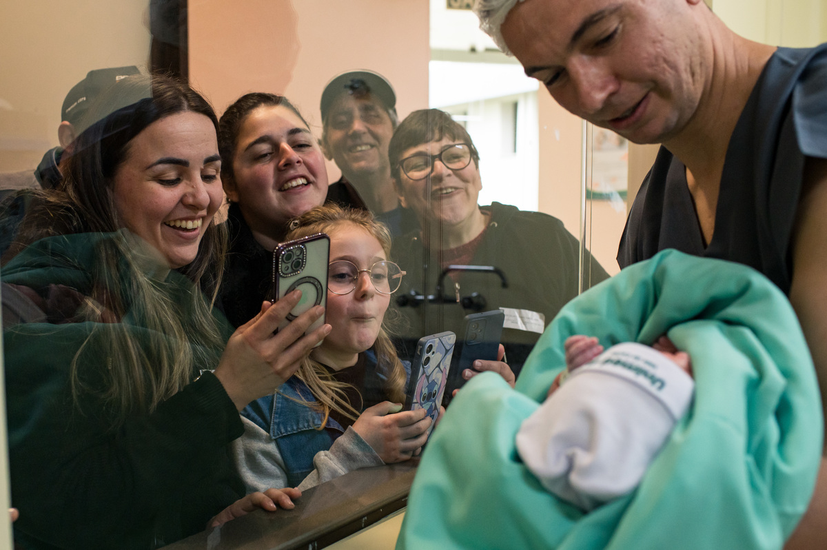 Documental de parto hospital unimed Vale do Caí, família vendo o bebê pela primeira vez