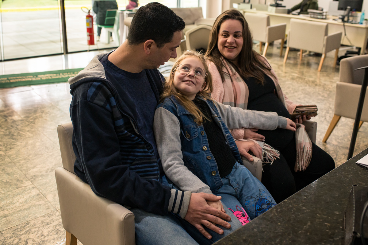 Documental de parto, família na recepção do hospital unimed vale do caí