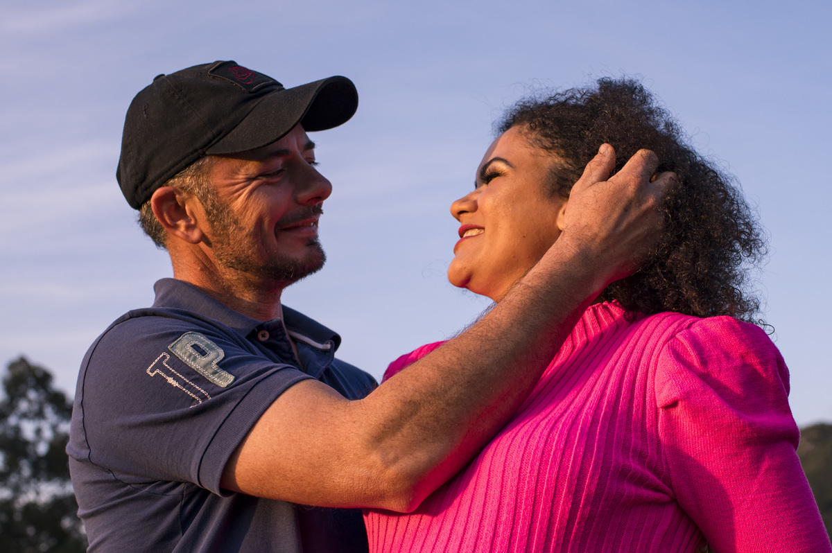 Ensaio fotográfico de gestante externo, pai e mãe felizes com a gravidez