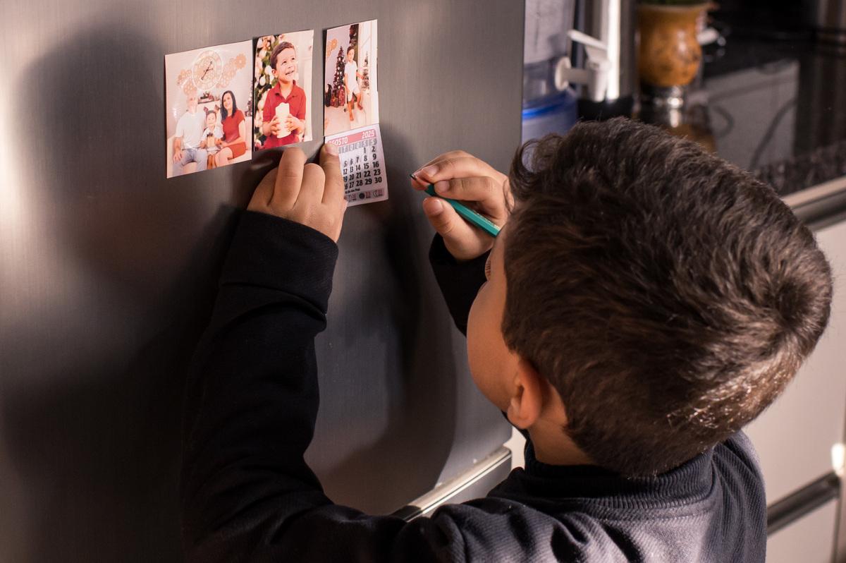 Batizado em São José do Sul, irmão mais velho anotando a data no calendário na geladeira de casa