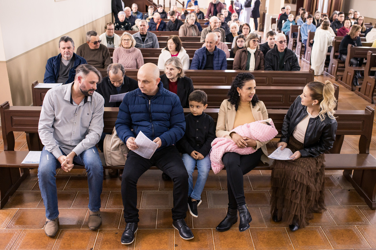 Batizado em São José do Sul, Capela São Francisco de Salles, família nos bancos da igreja