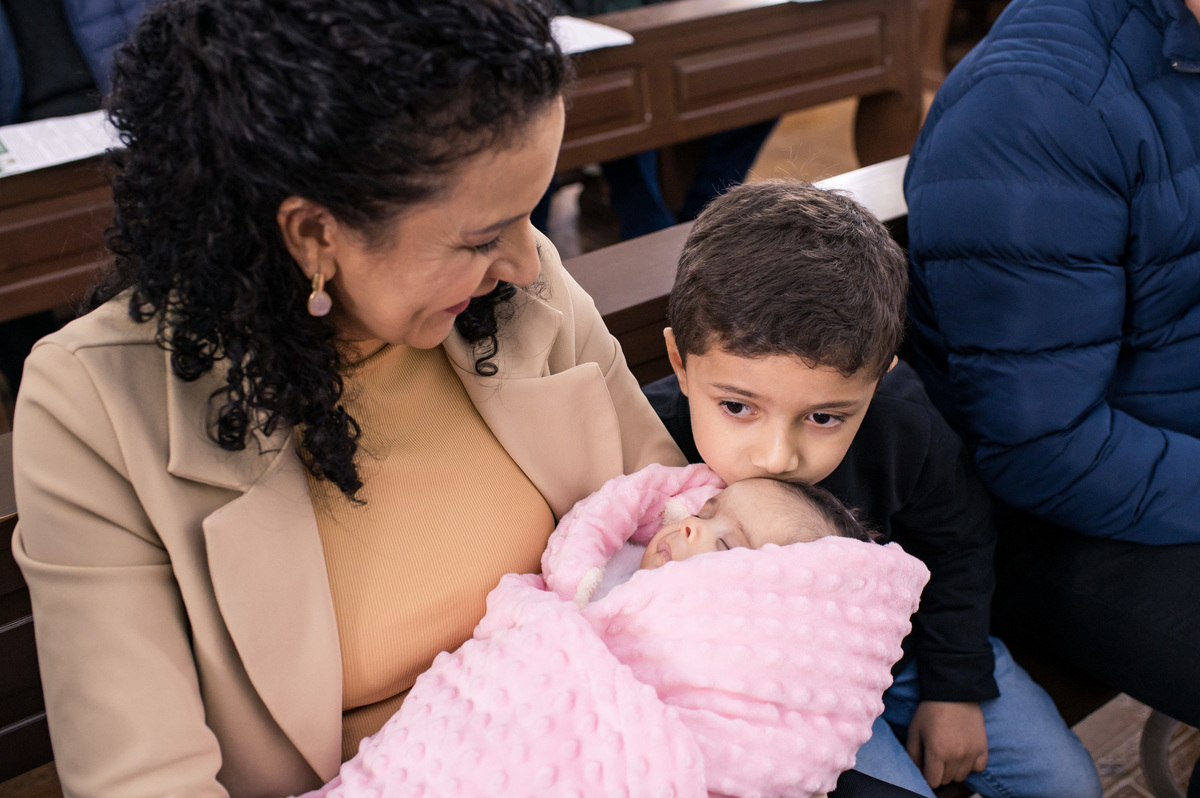Batizado em São José do Sul, Capela São Francisco de Salles,  bebê ganhando carinho do irmão mais velho