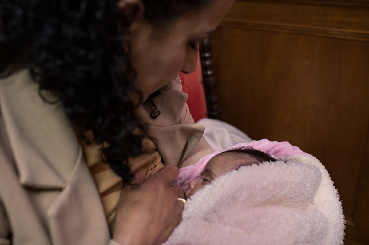 Batizado em São José do Sul, Capela São Francisco de Salles, bebê recebendo leite materno na sacristia