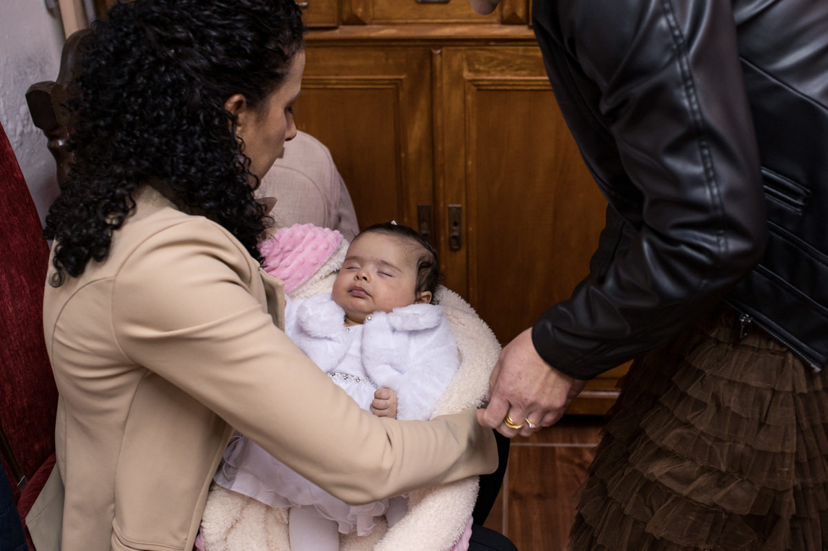 Batizado em São José do Sul, Capela São Francisco de Salles, criança dormindo após aleitamento materno na sacristia