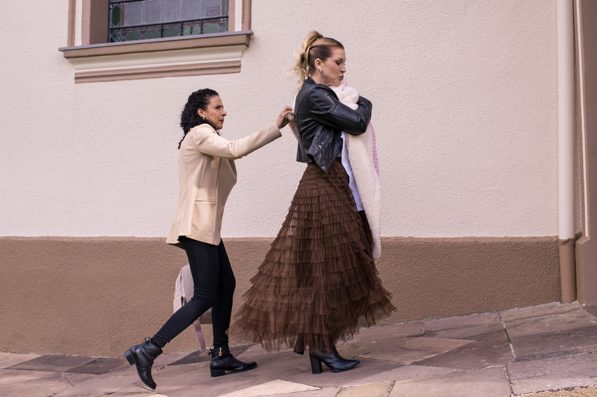 Batizado em São José do Sul, Capela São Francisco de Salles,  mãe e madrinha voltando para a missa após aleitamento materno