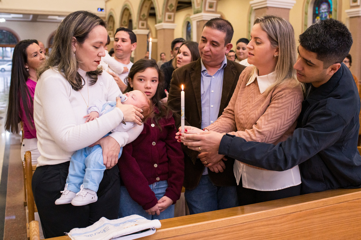 Batismo na Catedral São João Batista em Montenegro, vela abençoada em direção ao bebê