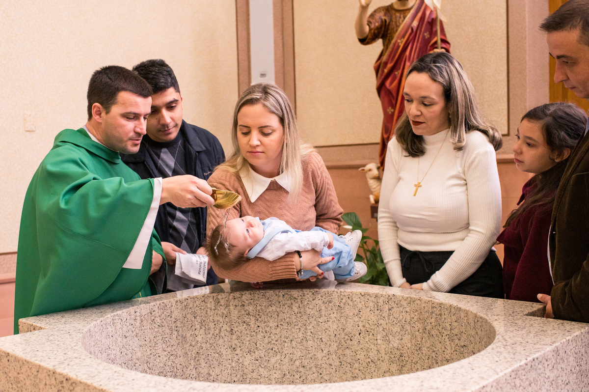 Batismo na Catedral São João Batista em Montenegro, hora do batismo com a água