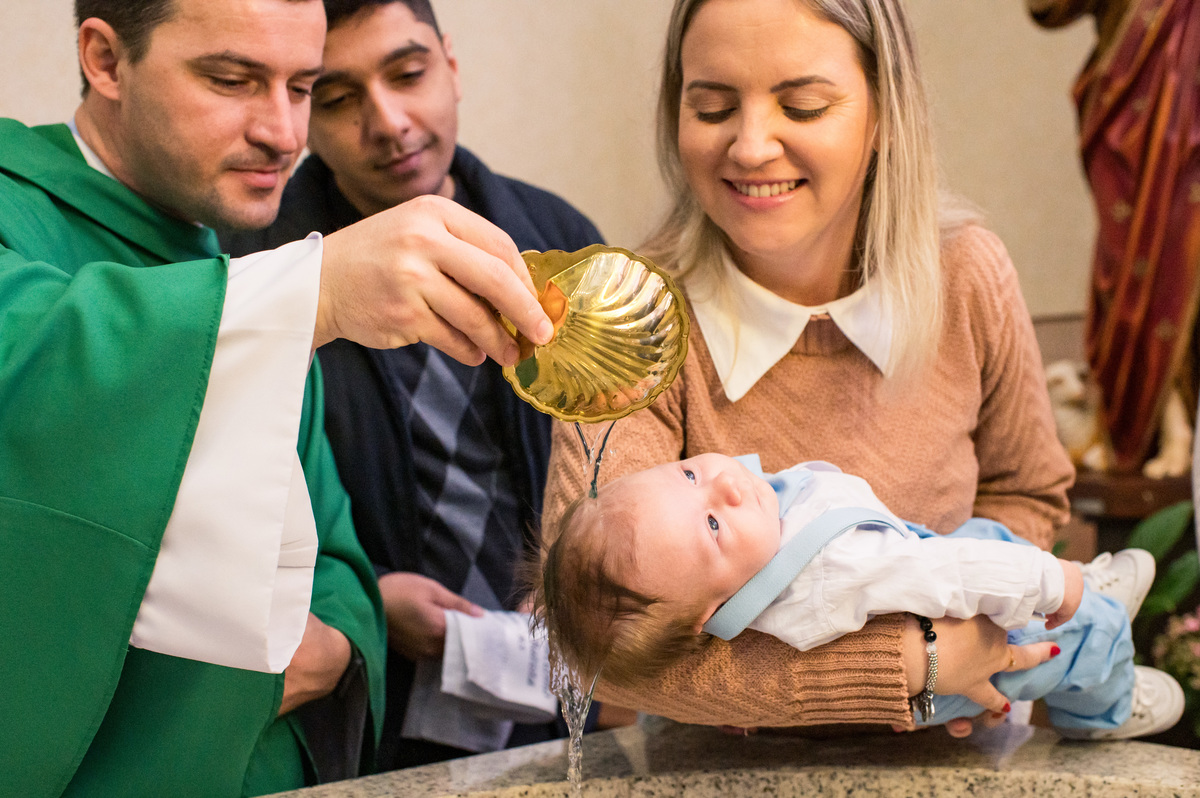 Batismo na Catedral São João Batista em Montenegro, hora do batismo com a água, bebê no colo da madrinha