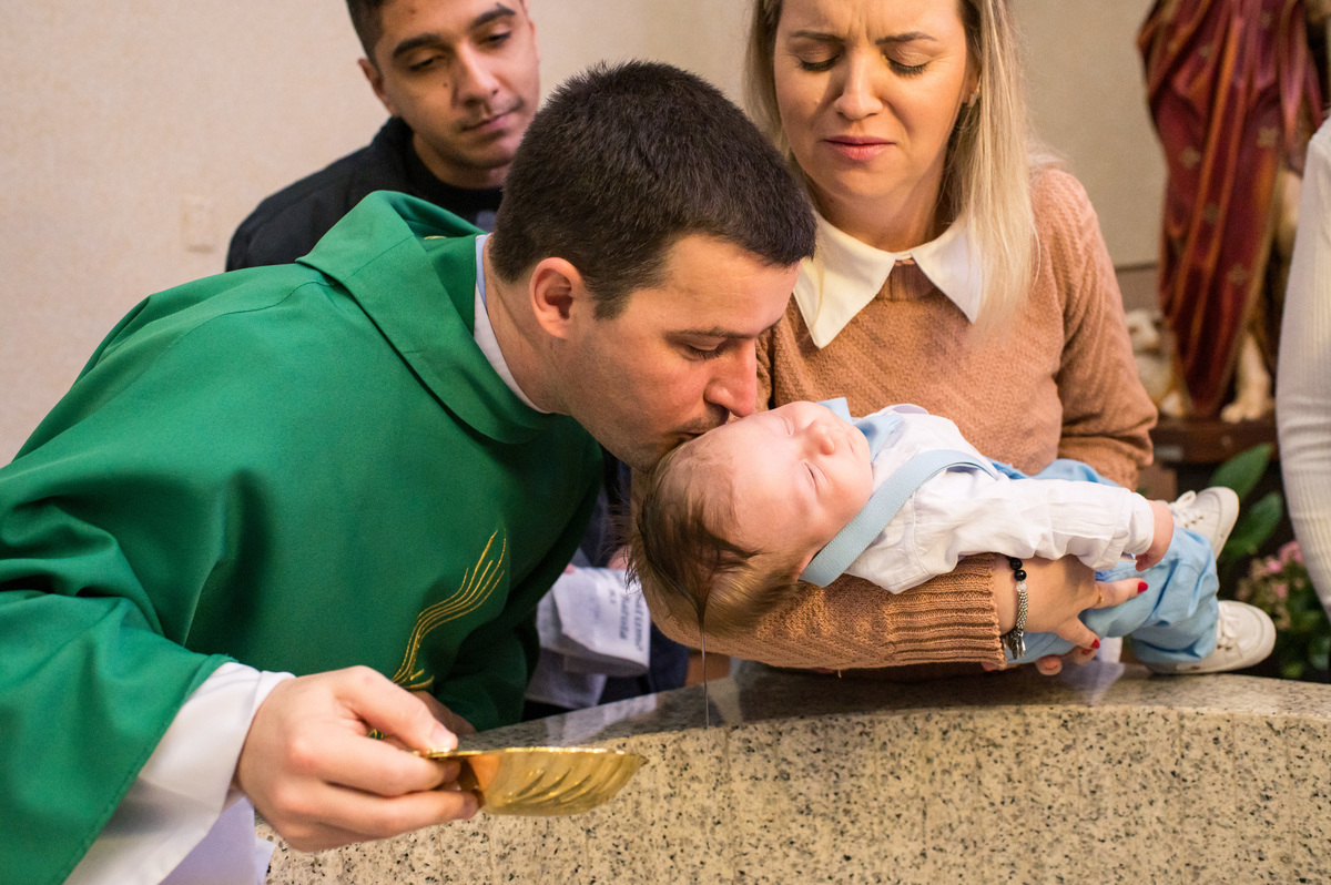 Batismo na Catedral São João Batista em Montenegro, padre Diego abençoa bebê