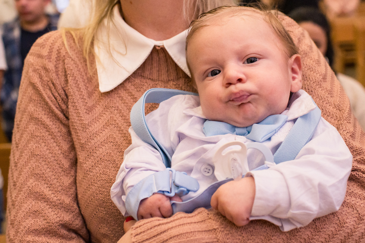 Batismo na Catedral São João Batista em Montenegro, bebê fazendo beicinho para a foto
