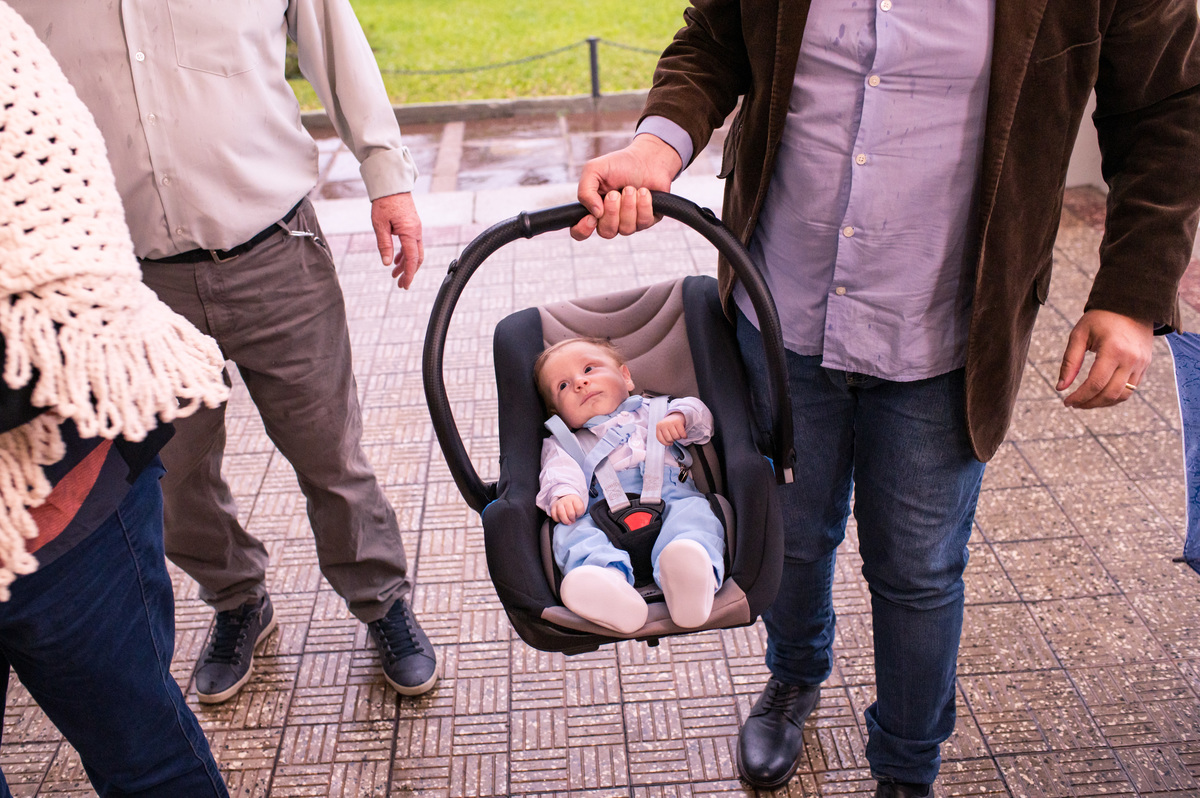 Batismo na Catedral São João Batista em Montenegro, criança chegando no bebê conforto