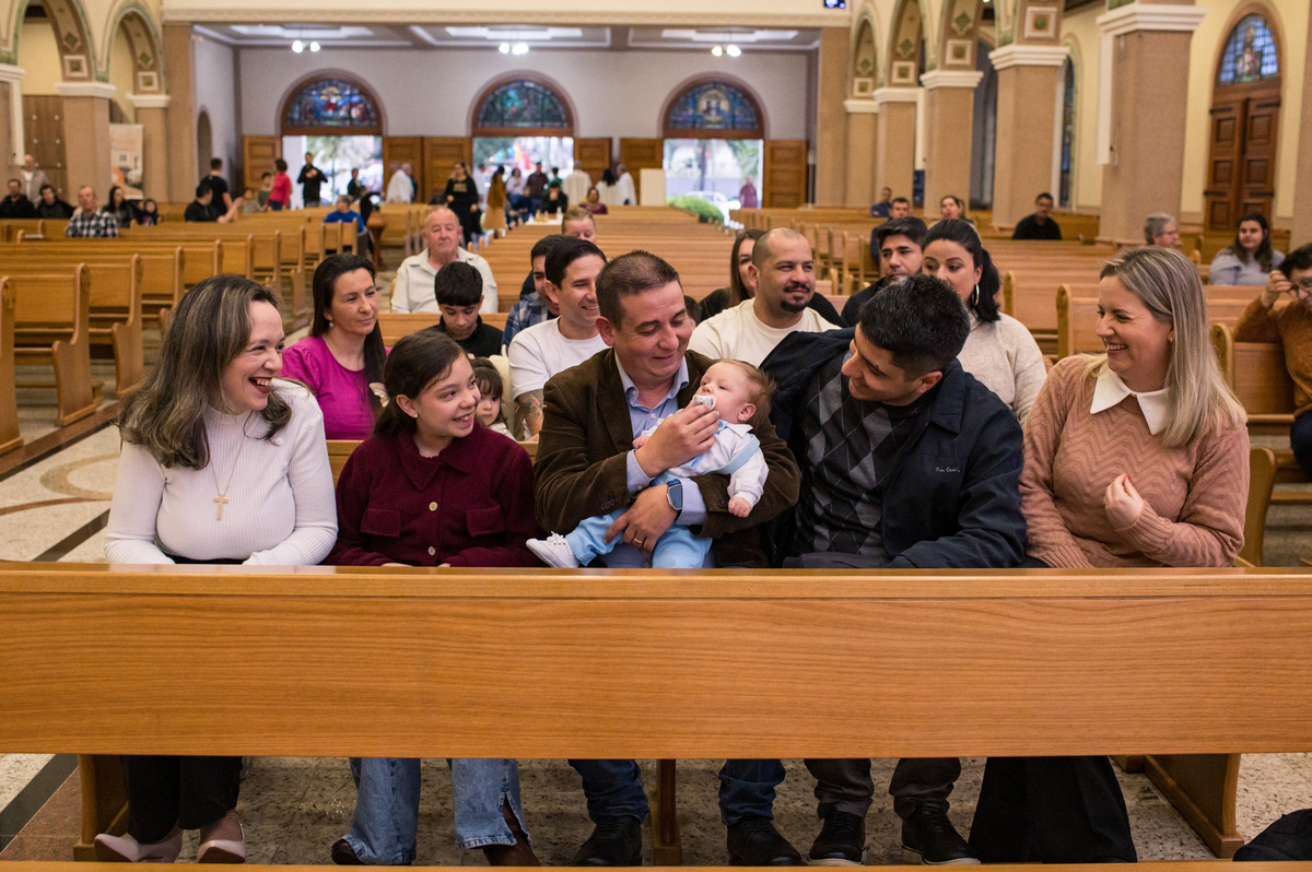 Batismo na Catedral São João Batista em Montenegro, início da missa, criança no clo do pai