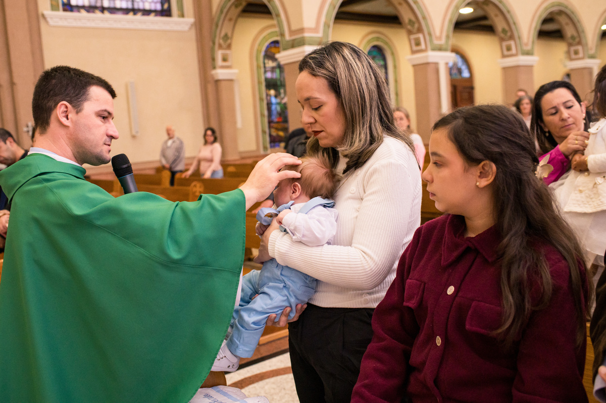 Batismo na Catedral São João Batista em Montenegro, bebê recebendo a bênção do padre Diego