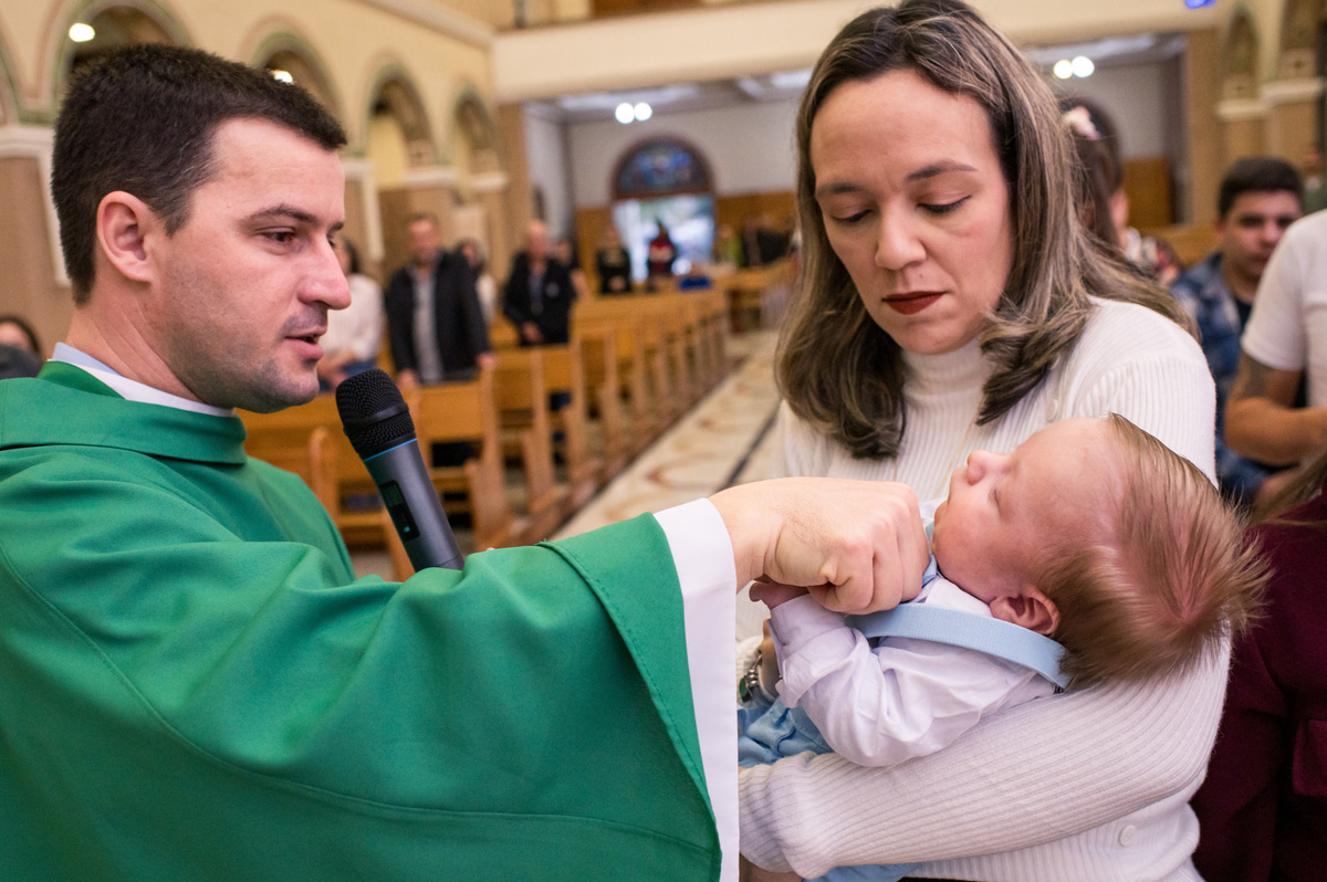 Batismo na Catedral São João Batista em Montenegro, recebendo o óleo do padre Diego