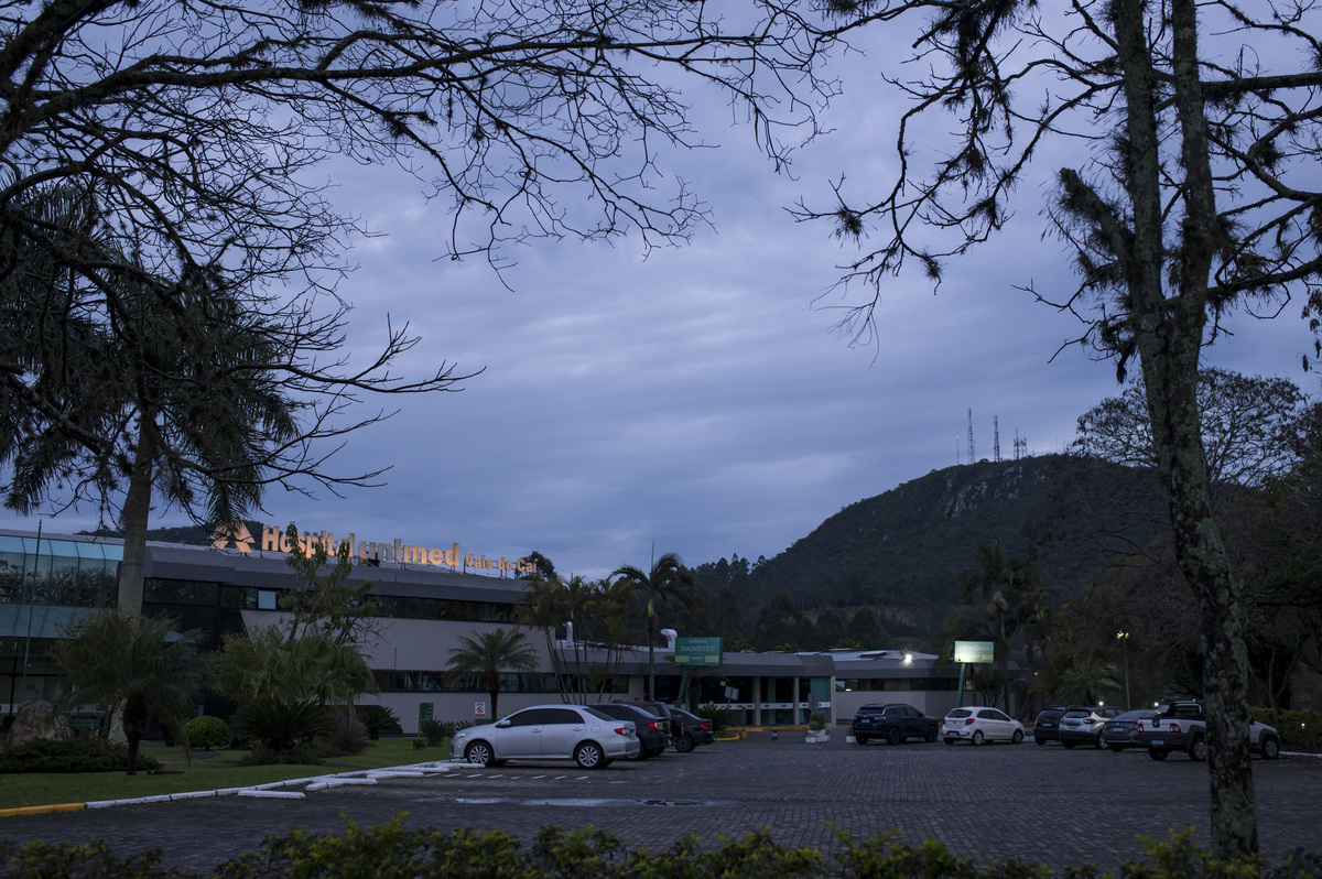 Documental de parto/cesária no hospital Unimed Vale do Caí - foto do hospital de manhã cedo, dia fechado