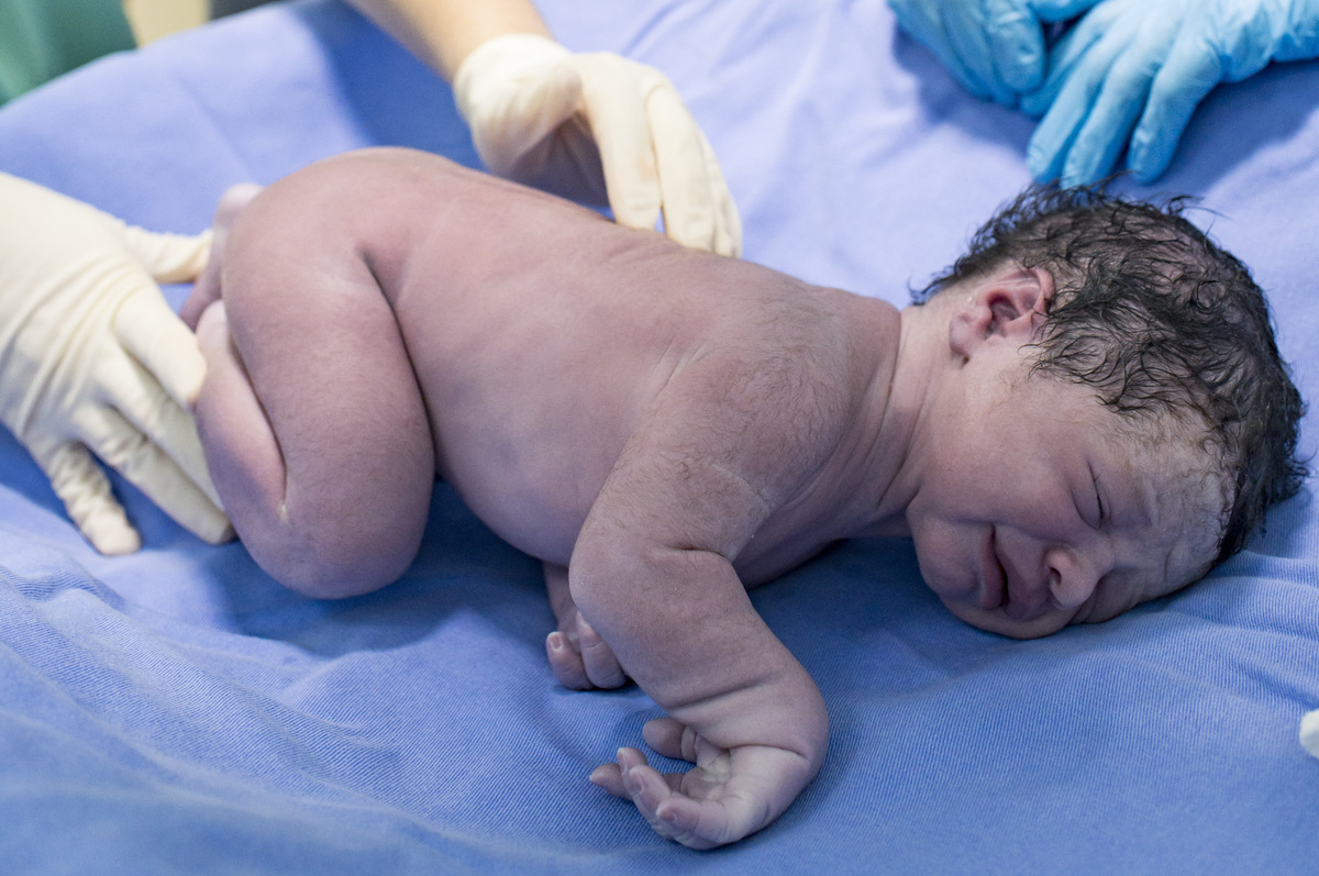 Documental de parto/cesária no hospital Unimed Vale do Caí, primeiros exames no bebê