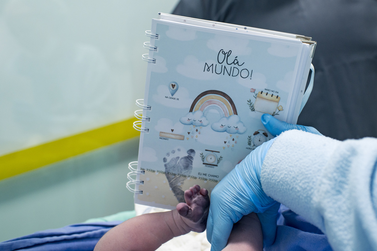 Documental de parto/cesária no hospital Unimed Vale do Caí, carimbinho do pé do bebê