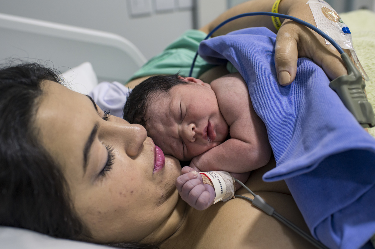 Documental de parto/cesária no hospital Unimed Vale do Caí, contato da mamãe com o bebê