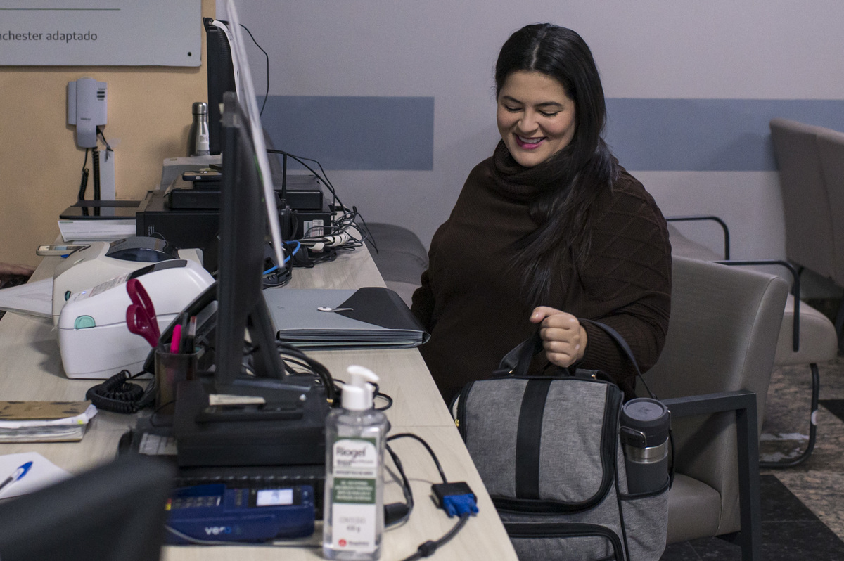 Documental de parto/cesária no hospital Unimed Vale do Caí, gestante fazendo a internação na recepção