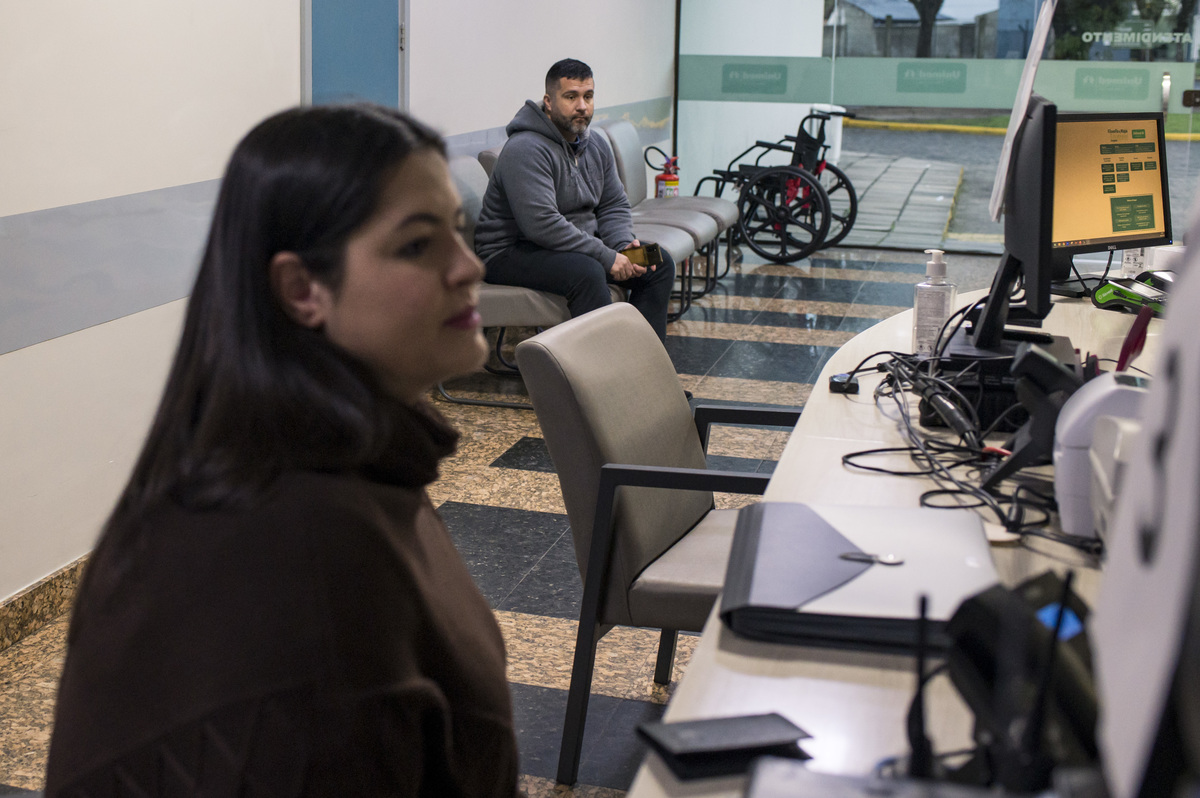 Documental de parto/cesária no hospital Unimed Vale do Caí, pai e mãe na recepção do hospital