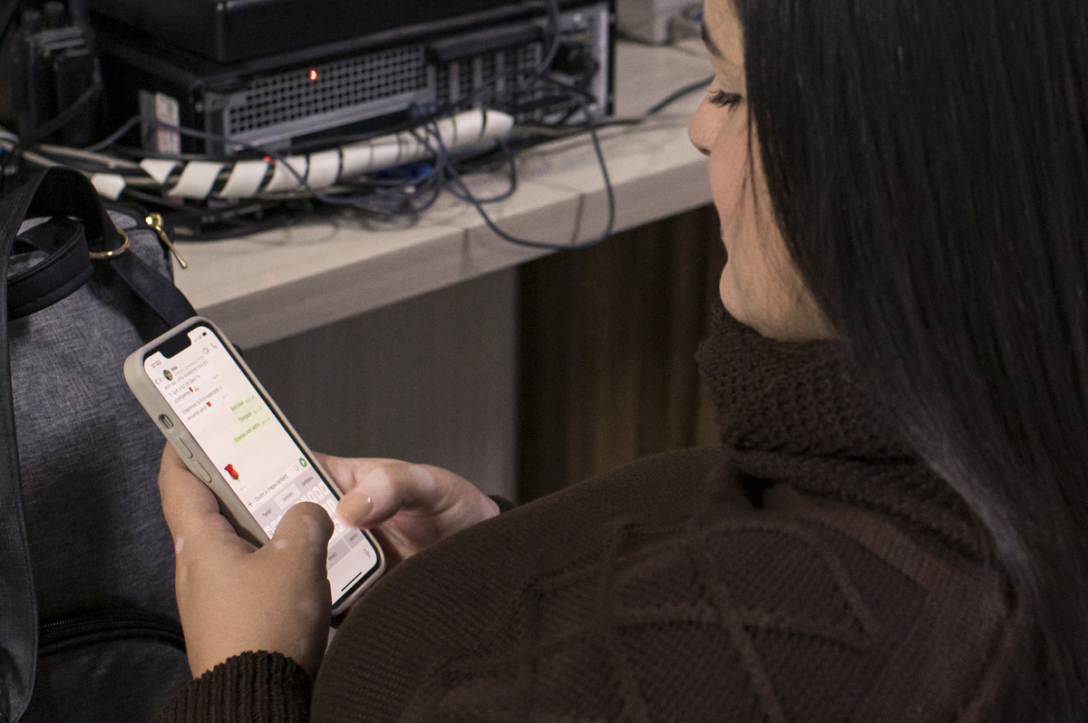 Documental de parto/cesária no hospital Unimed Vale do Caí, mãe respondendo mensagens no whatsapp 