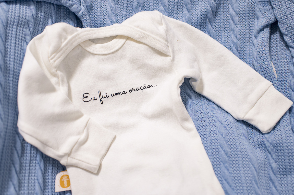 Documental de parto/cesária no hospital Unimed Vale do Caí, roupinha do bebê