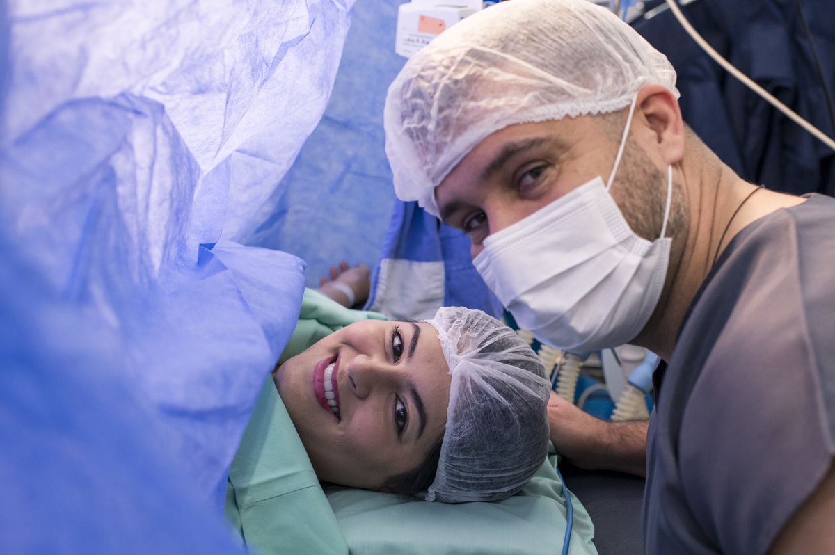 Documental de parto/cesária no hospital Unimed Vale do Caí, pai e mãe momentos antes do nascimento