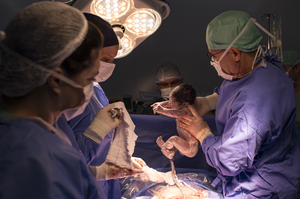 Documental de parto/cesária no hospital Unimed Vale do Caí, hora do nascimento do bebê