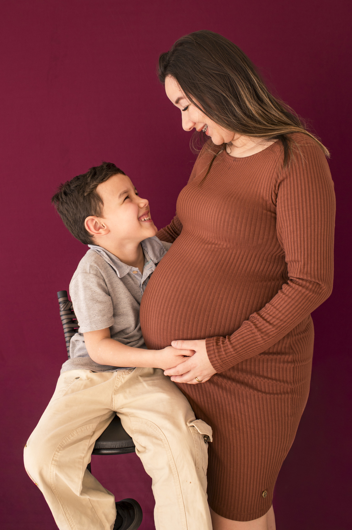 Ensaio de gestante em estúdio, foto da mãe e do irmão mais velho