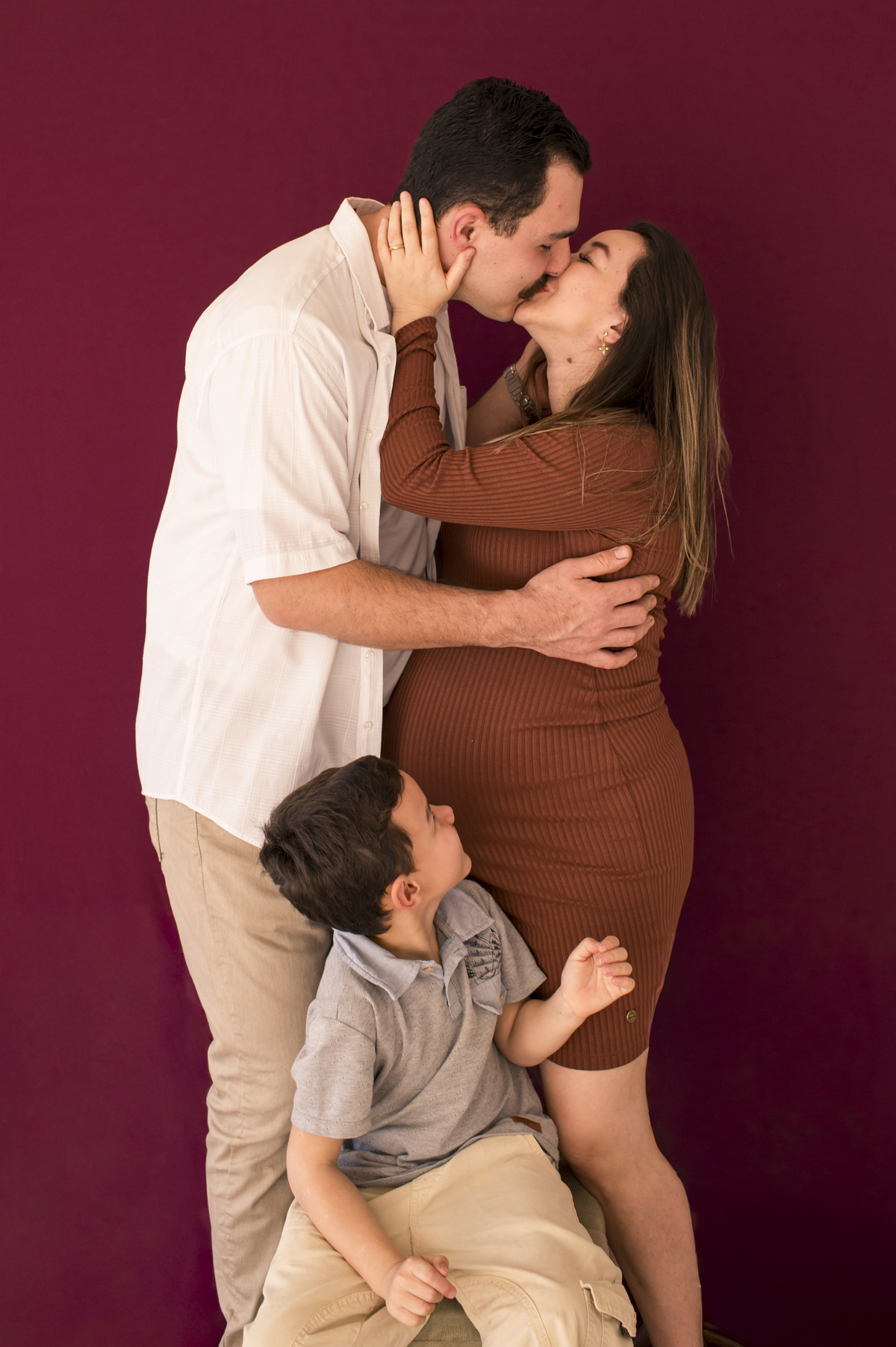 ensaio de gestante em estúdio, família com criança