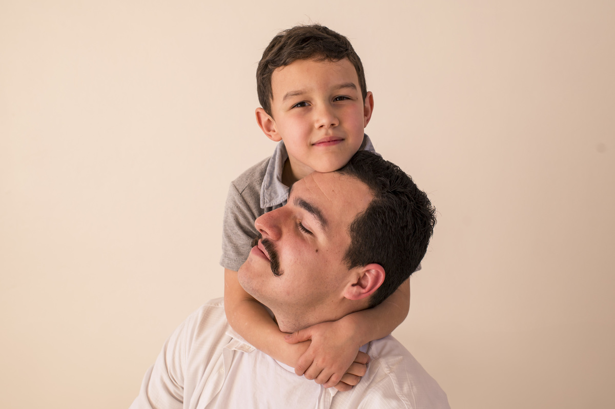ensaio de gestante em estúdio, pai e filho