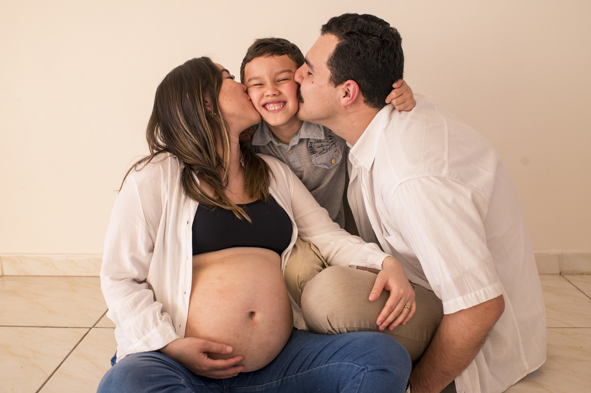 ensaio de gestante em estúdio, família com criança