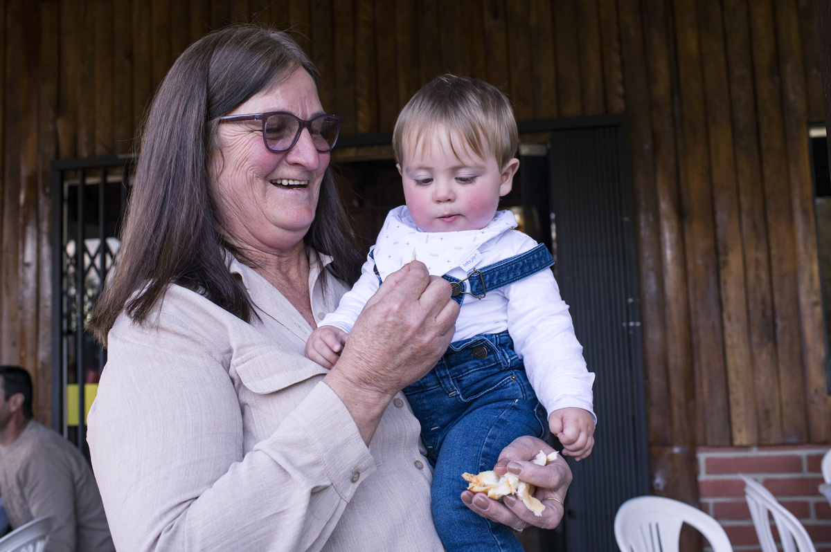 festa de aniversário infantil, criança ganhando salgadinho da avó