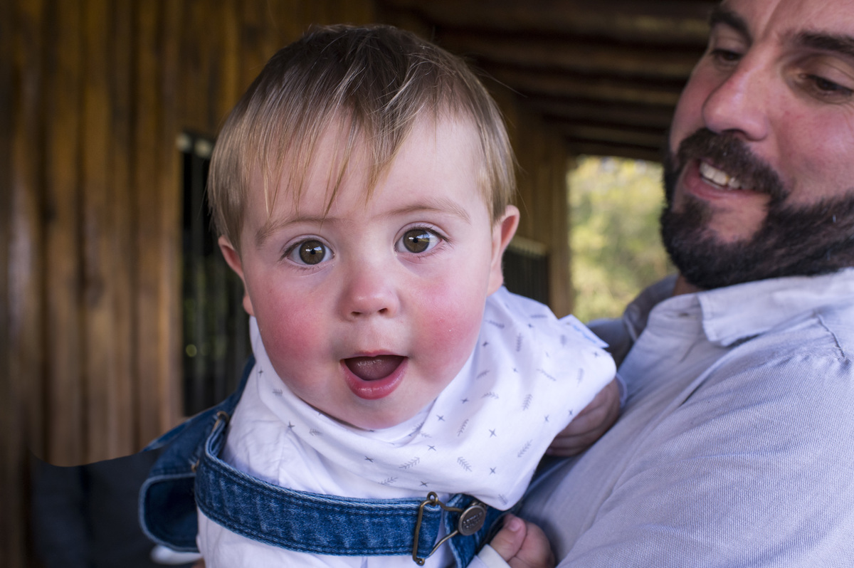 festa de aniversário infantil, criança no colo do pai, simtri - triunfo rs