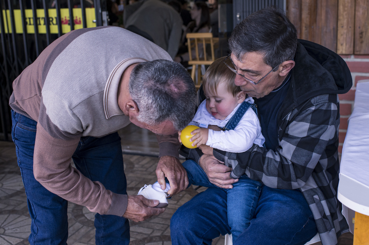 festa de aniversário infantil, criança no colo dos vovôs - simtri - triunfo rs