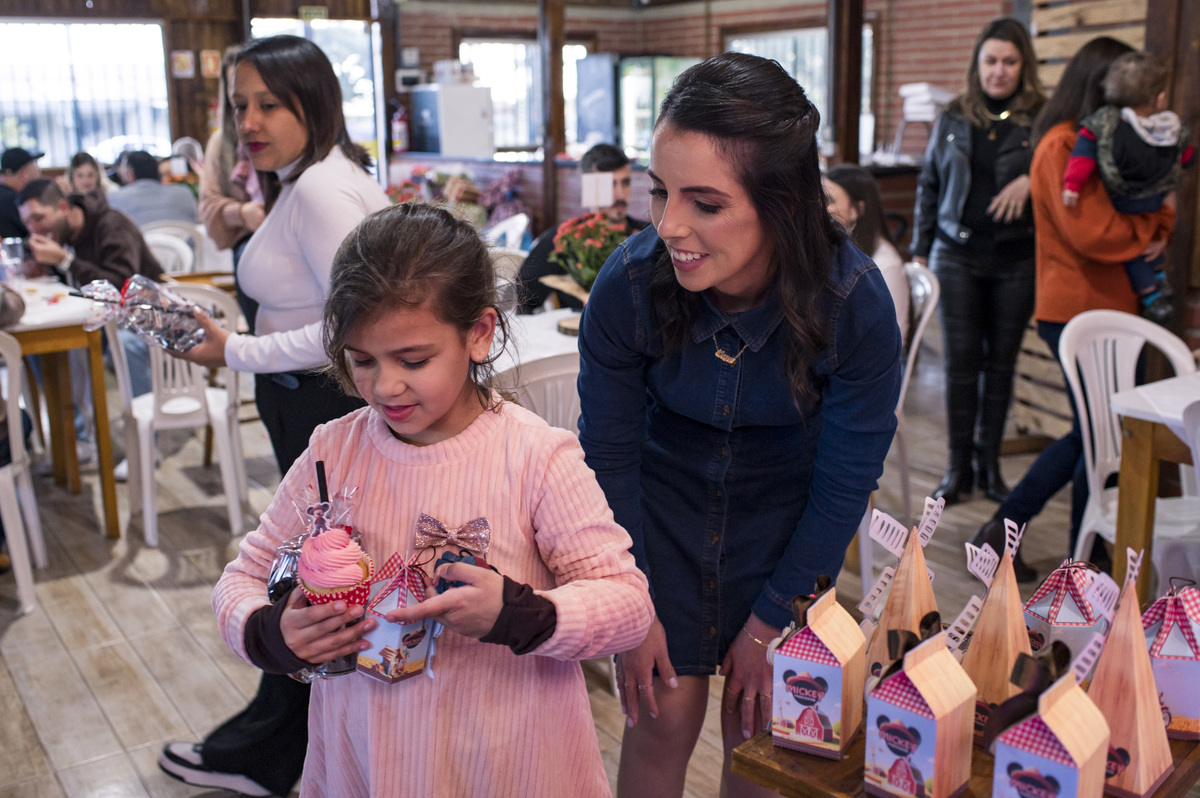 festa de aniversário infantil, crianças ganhando lembrancinha
