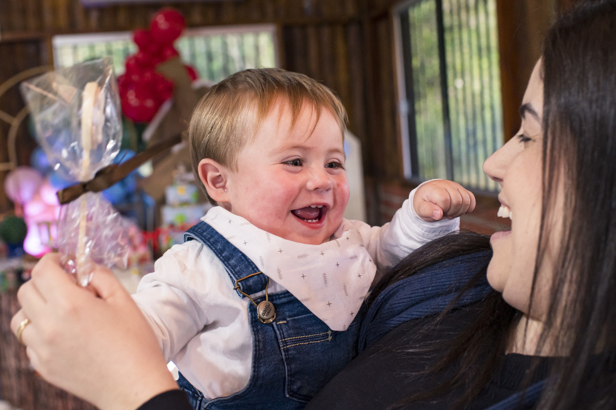 festa de aniversário infantil, criança fofa encantando convidada