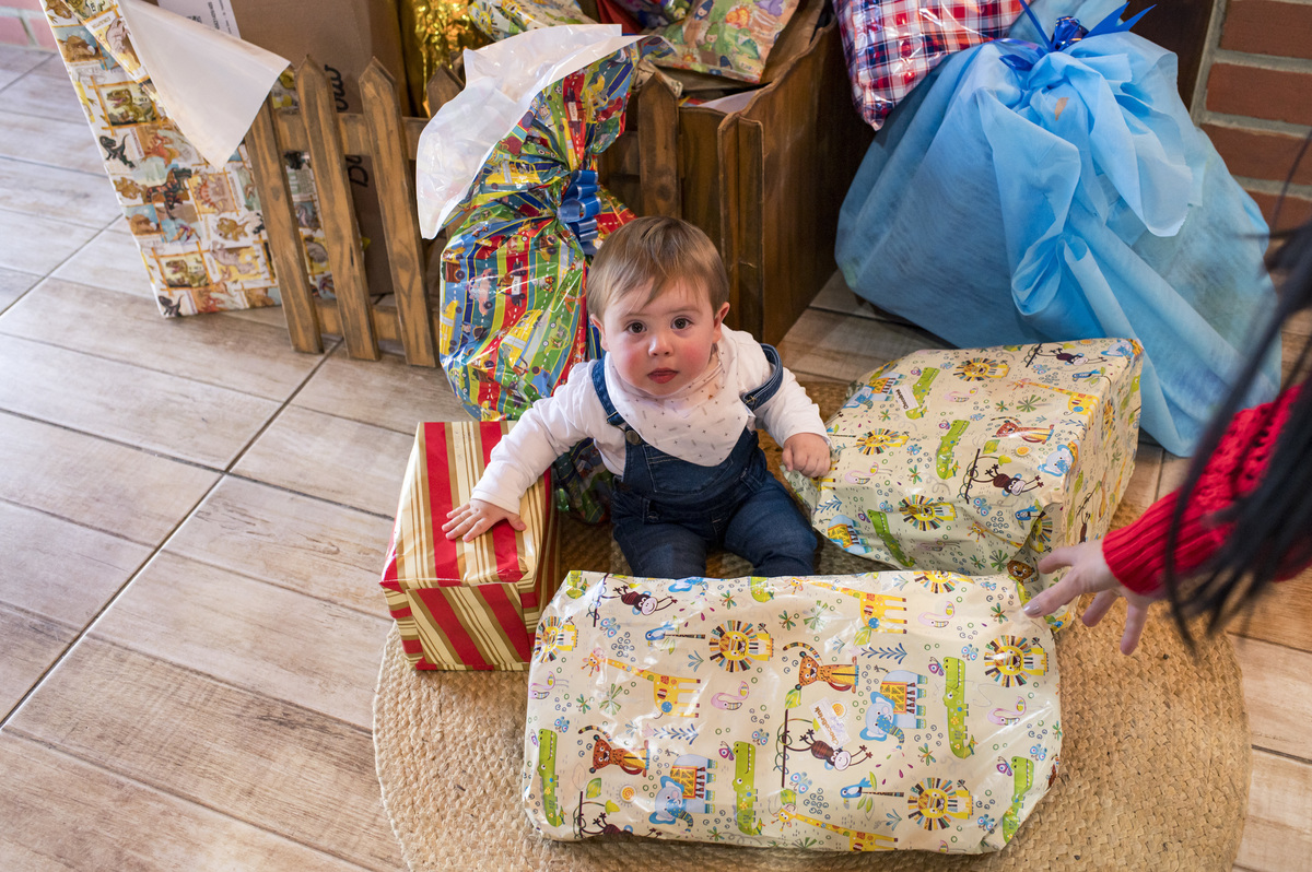 festa de aniversário infantil, criança com os presentes
