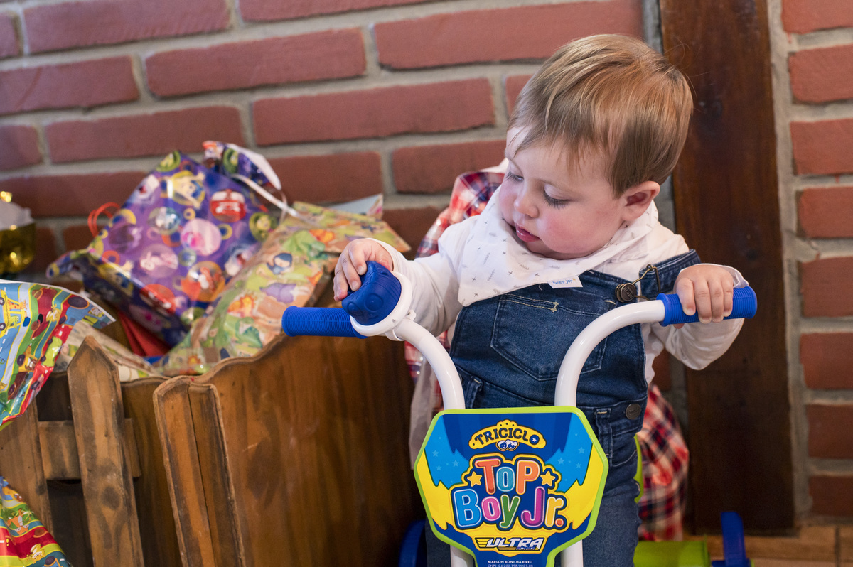 festa de aniversário infantil, criança na bicicletinha