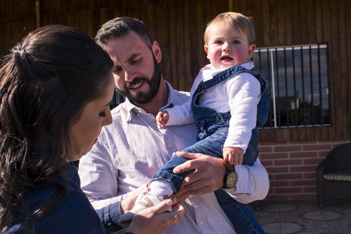Festa de aniversário infantil - criança recebendo os convidados