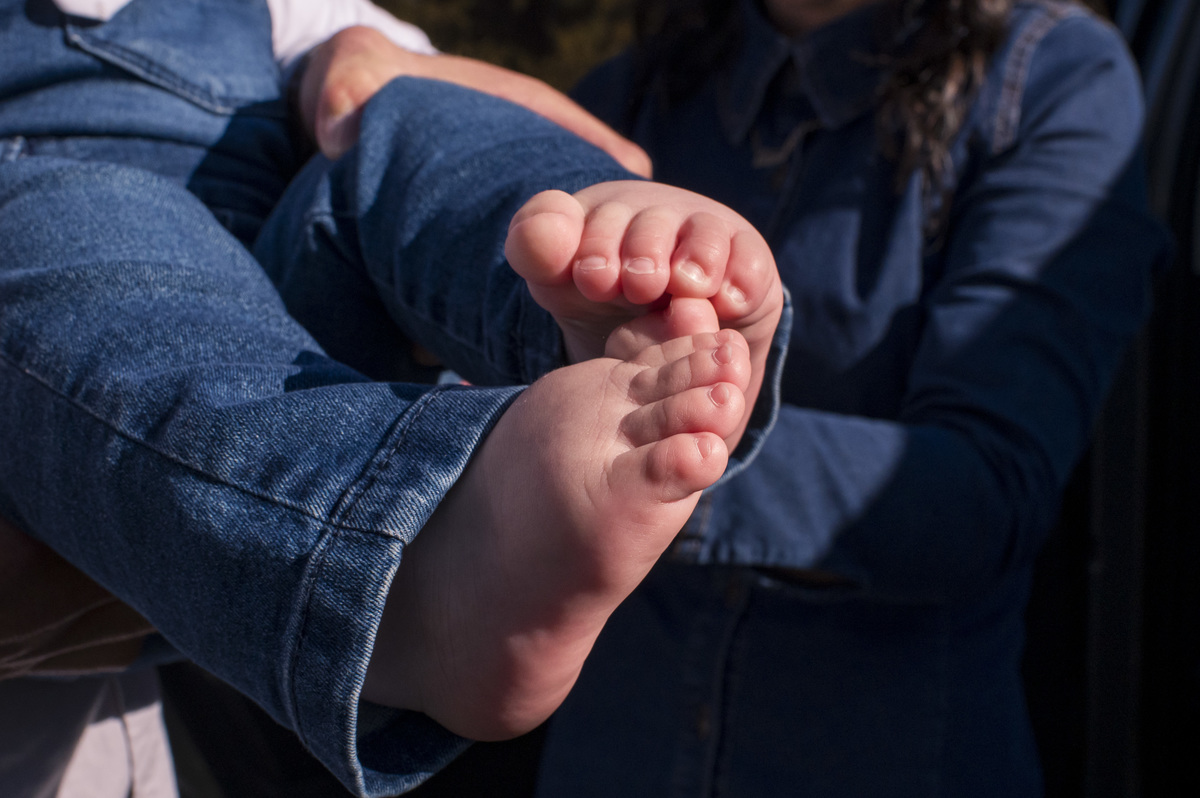 festa de aniversário infantil - detalhe dos pezinhos gordinhos da criança