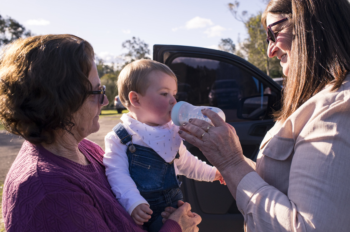 festa de aniversário infantil ,criança recebendo um leitinho