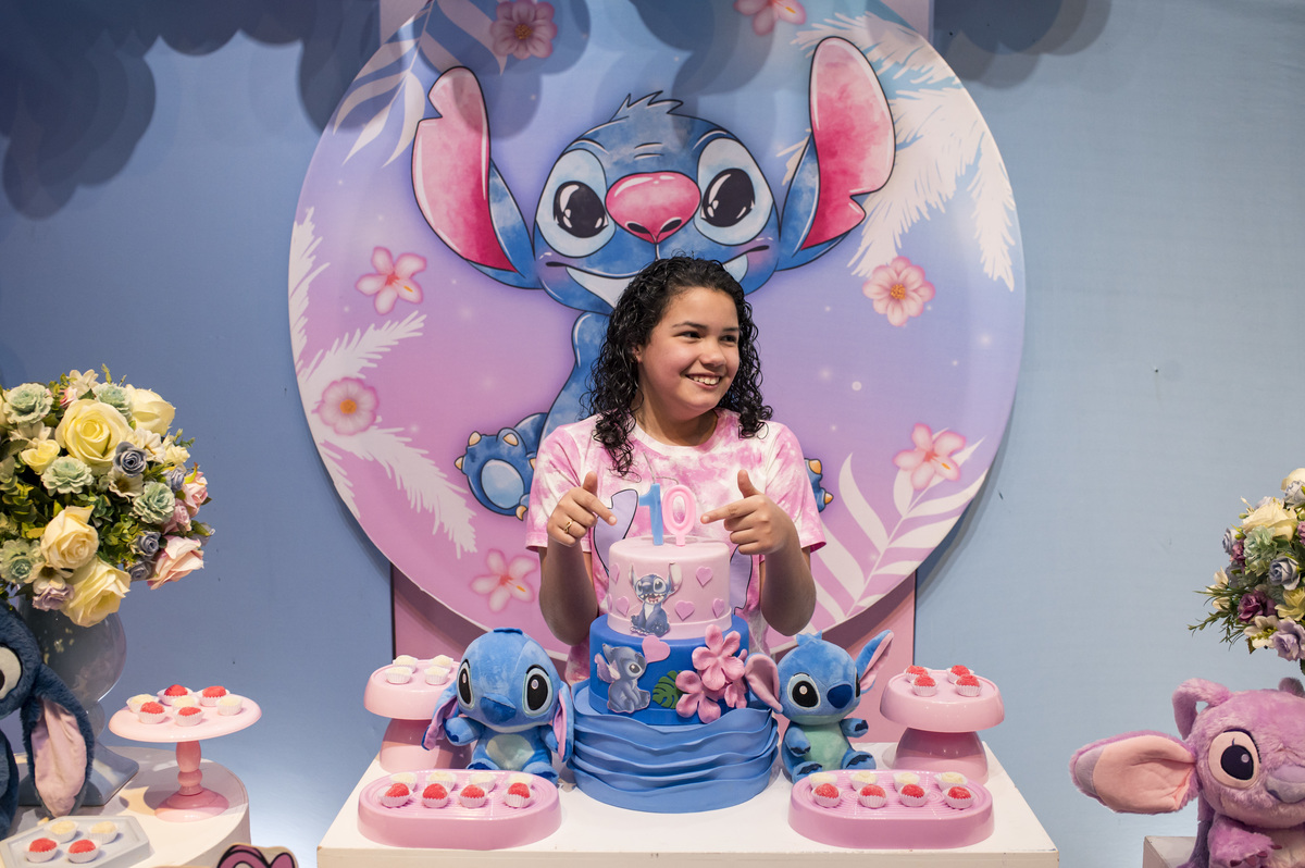 Festa de aniversário infantil - ArfFestas Kids - decoração Lilo e Stitch - fotógrafa Claudia Wallauer, aniversariante na mesa decorada