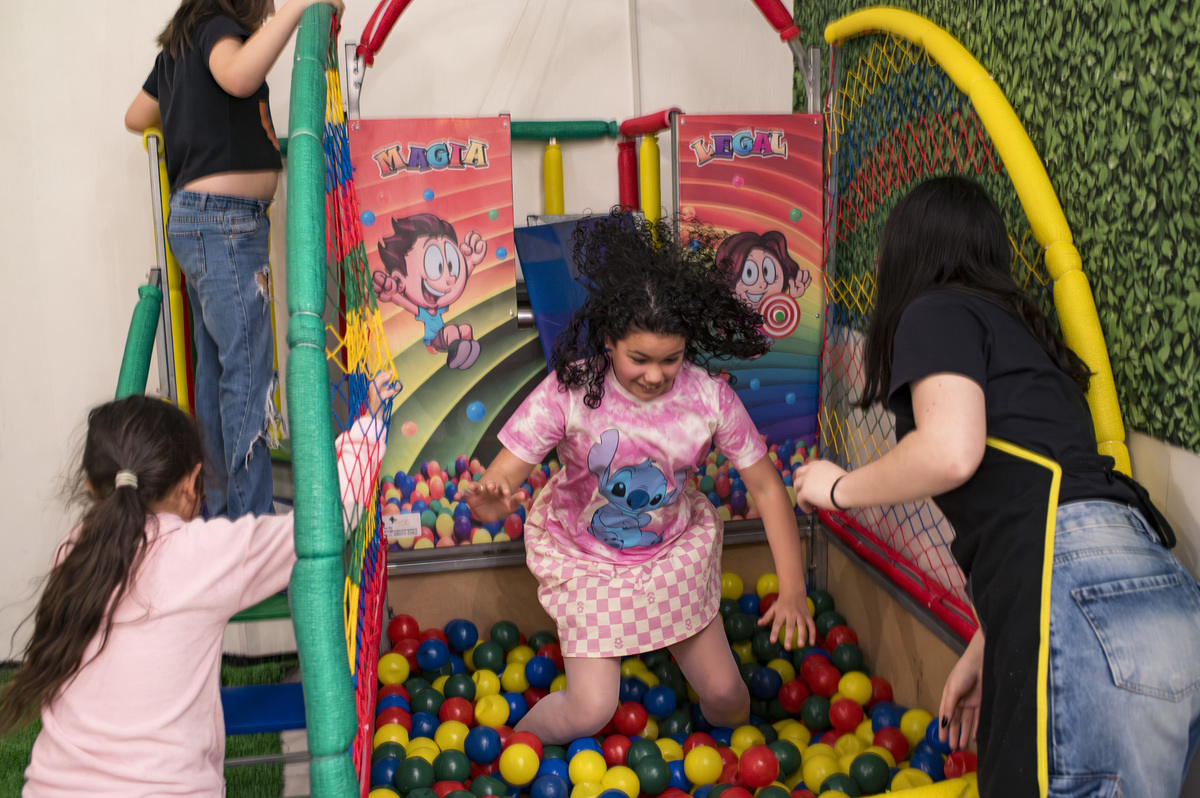 Festa de aniversário infantil - ArfFestas Kids -- fotógrafa Claudia Wallauer, criança caindo na piscina de bolinhas do tombo legal