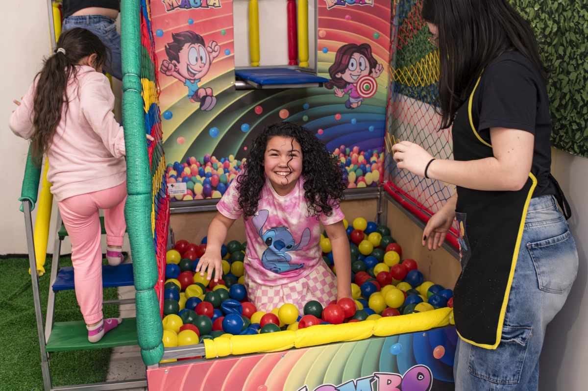 Festa de aniversário infantil - ArfFestas Kids -fotógrafa Claudia Wallauer - criança feliz na piscina de bolinhas